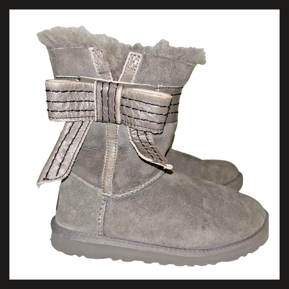 UGG Josette Side Bow Gray Suede Winter Boots Women’s Size 5 Shearling EUC Kids